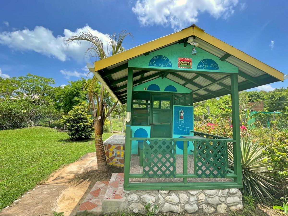 Judy House 2 - Lewis Backpacker Hostel Little Bay Esterno foto