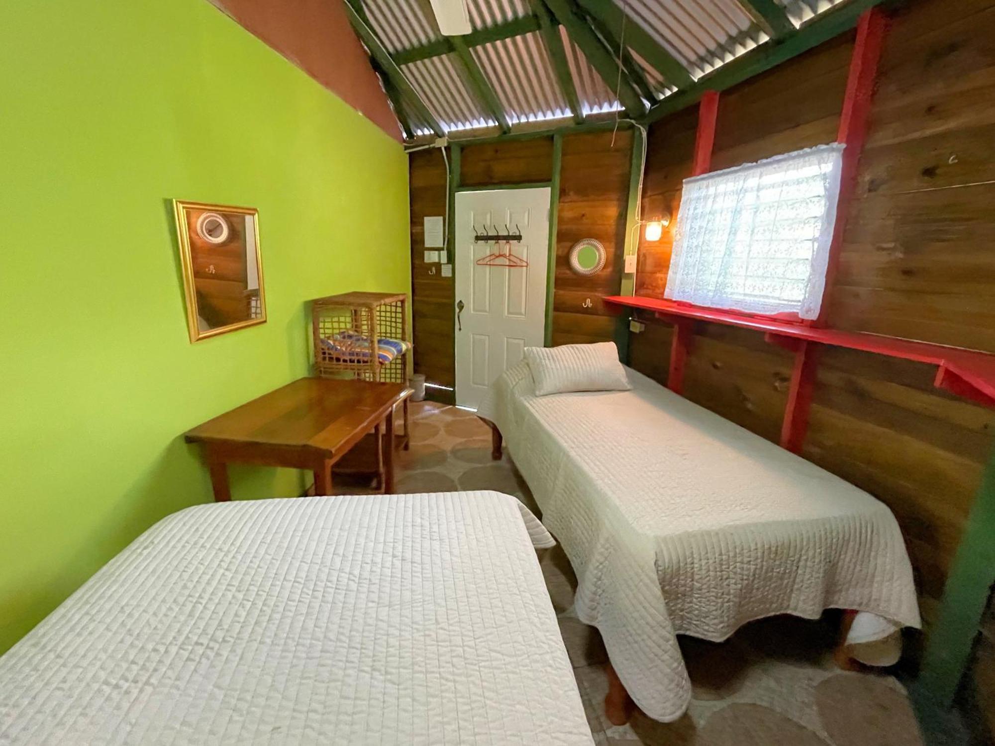 Judy House 2 - Lewis Backpacker Hostel Little Bay Camera foto